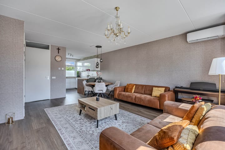 Tussenwoning te koop: Bosgouw 322, Almere