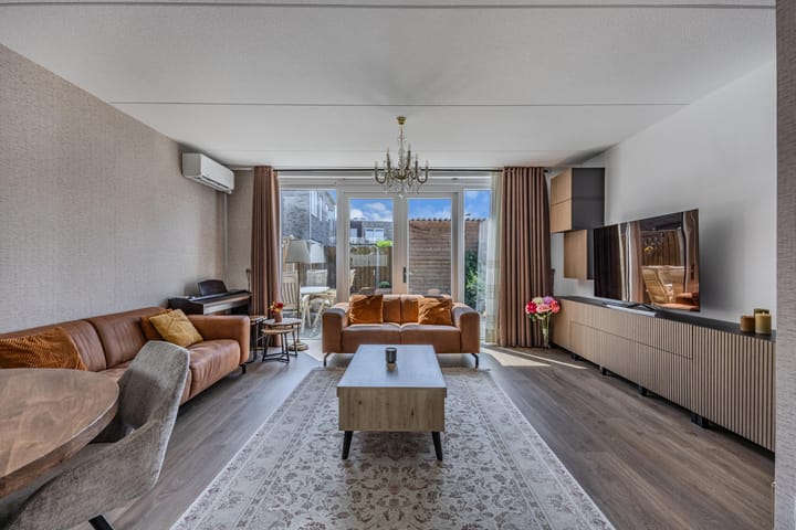 Tussenwoning te koop: Bosgouw 322, Almere