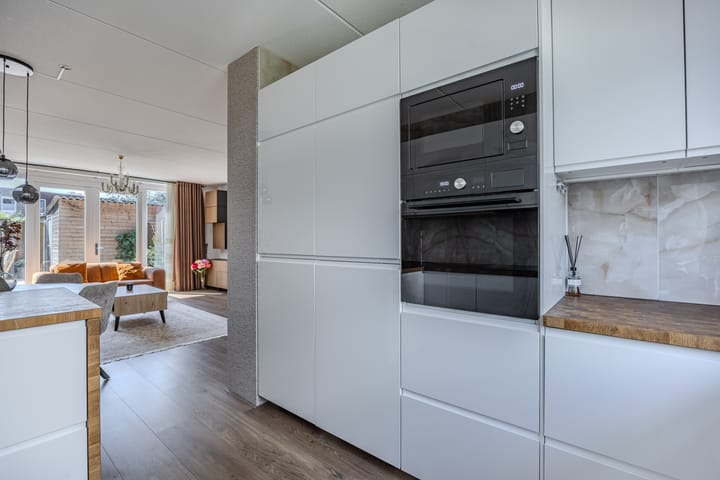 Tussenwoning te koop: Bosgouw 322, Almere
