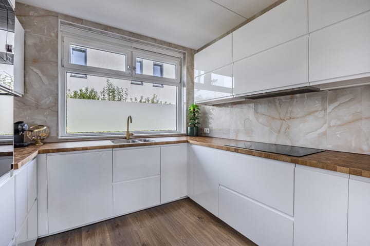 Tussenwoning te koop: Bosgouw 322, Almere
