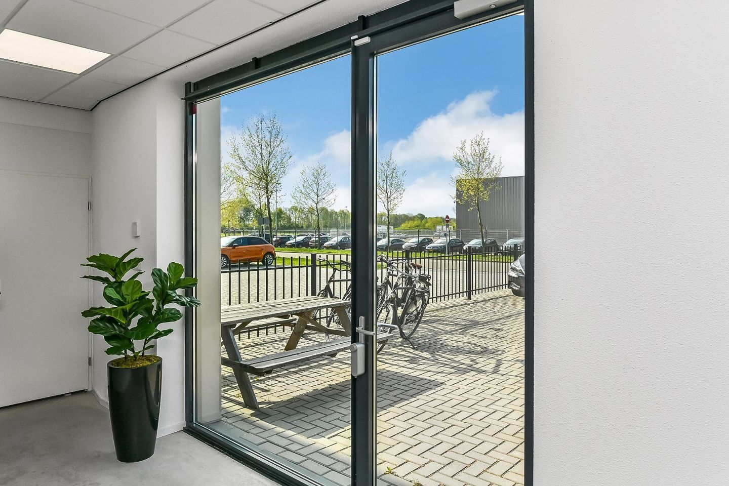 View photo 2 of Nijverheidsweg 43