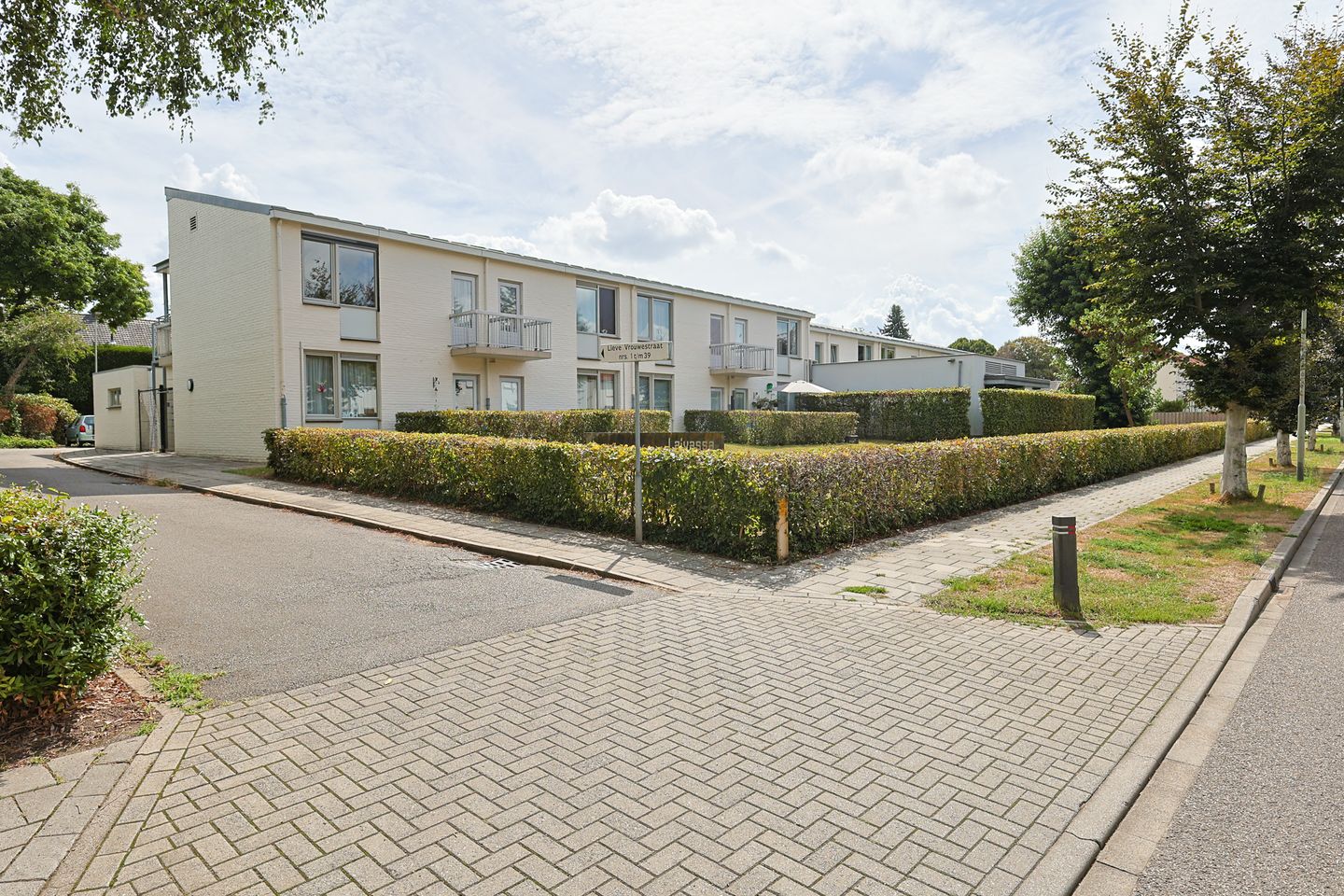 View photo 1 of Lieve Vrouwestraat 1-39