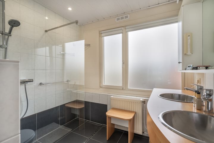 Tussenwoning te koop: Van Herlaerstraat 18, Ammerzoden