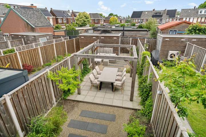 Tussenwoning te koop: Wicher Nijkampstraat 196, Enschede
