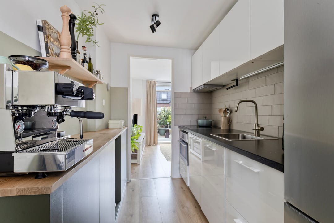Photo 13 of Van der Woudestraat 25-B