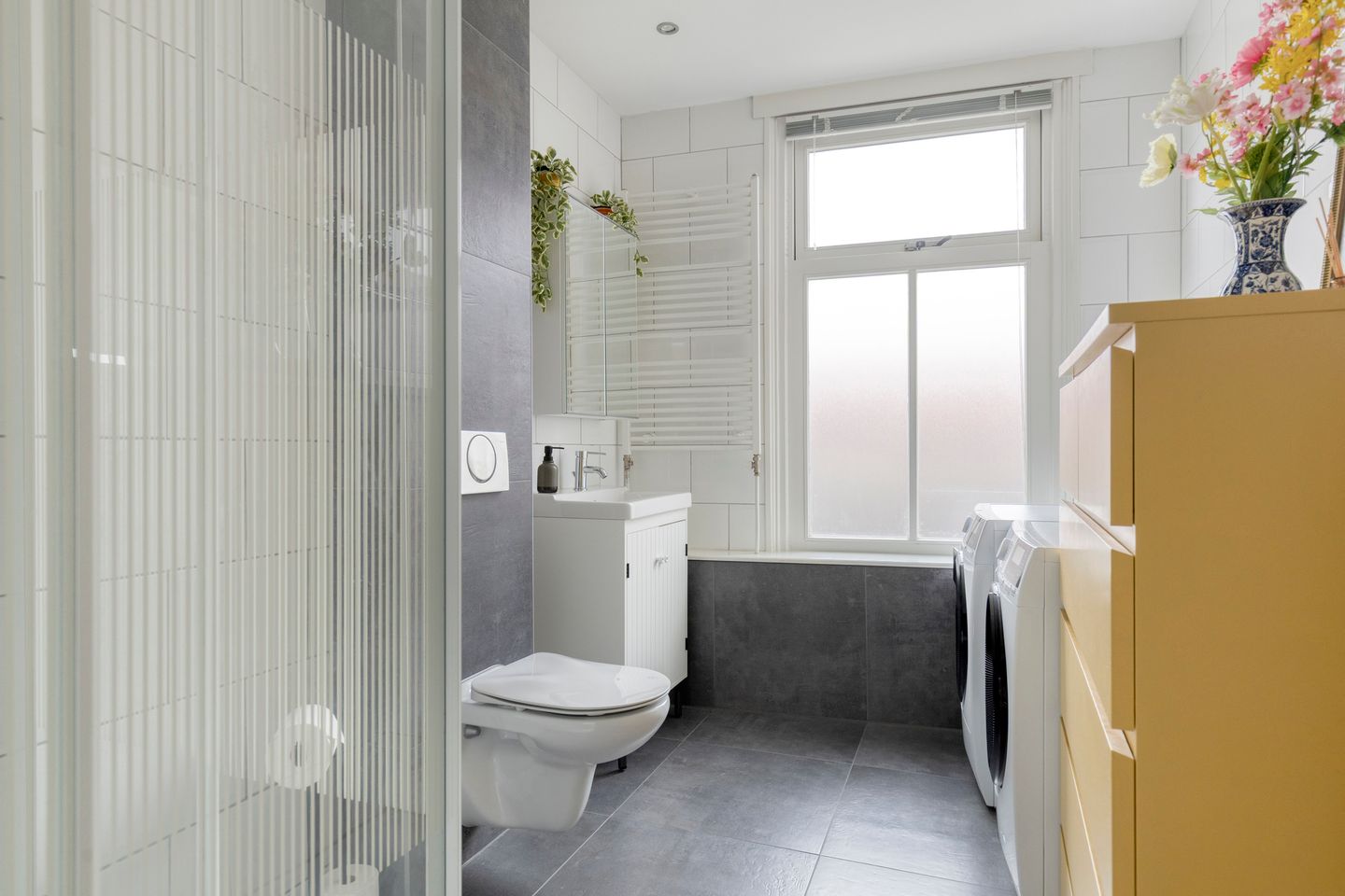 Photo 19 of Van der Woudestraat 25-B