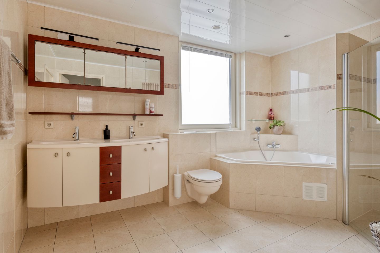 Photo 25 of Emmastraat 136