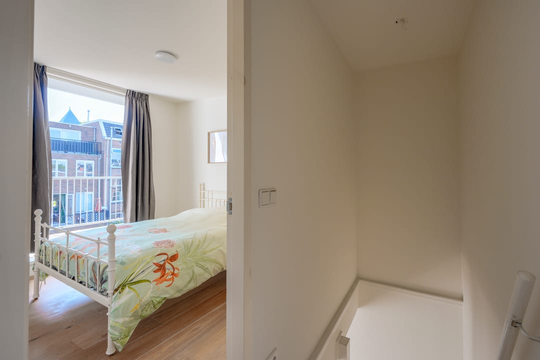 Photo 17 of Justus van Effenstraat 18-B