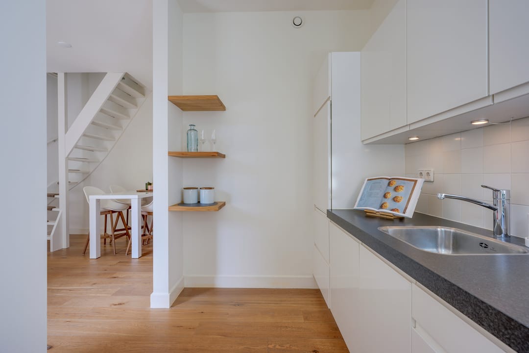 Photo 7 of Justus van Effenstraat 18-B