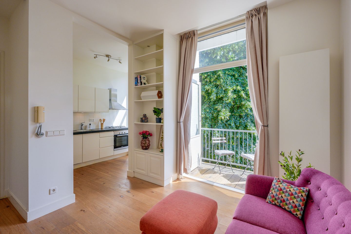 Photo 5 of Justus van Effenstraat 18-B