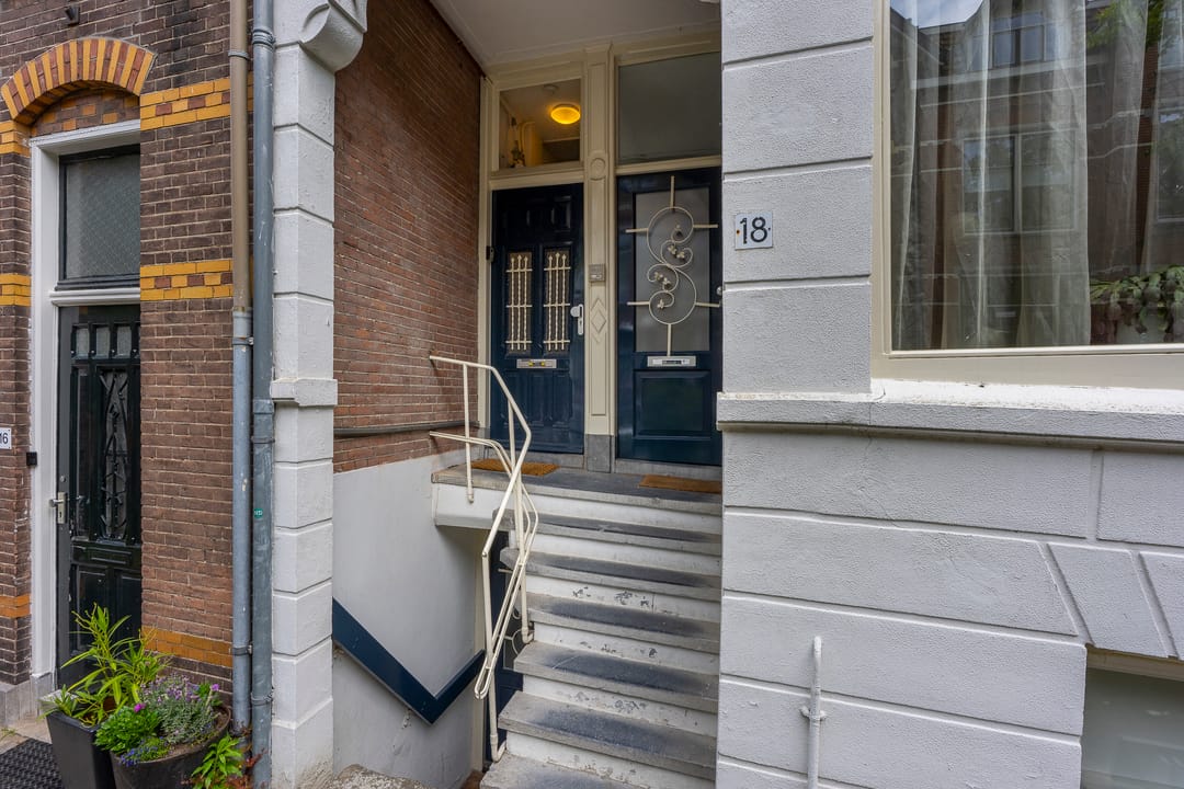 Photo 32 of Justus van Effenstraat 18-B