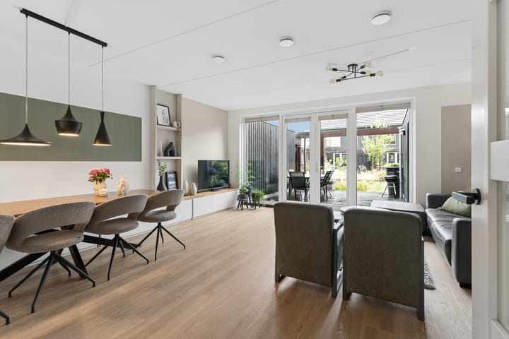 Tussenwoning te koop: Bosbeshof 44, Ede