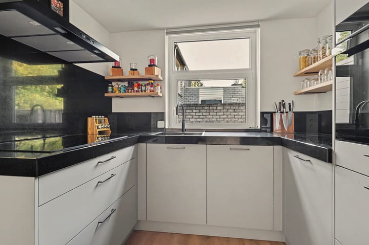 Tussenwoning te koop: Venusstraat 22, Dongen