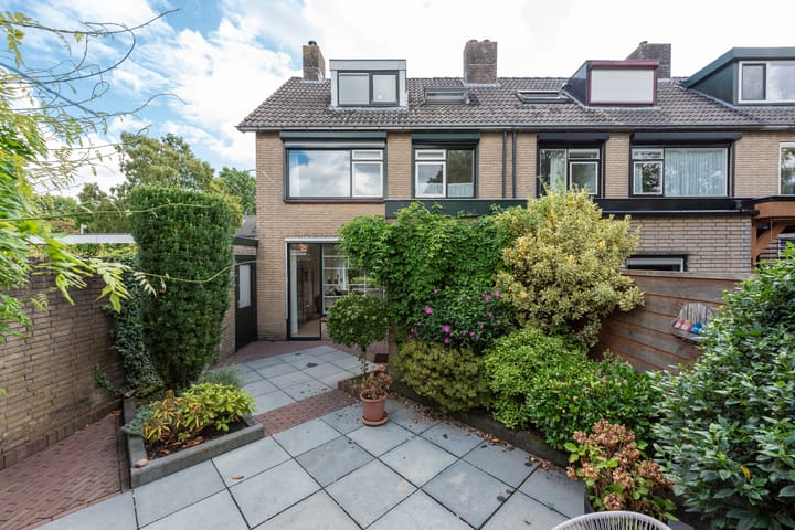 Tussenwoning te koop: Julianalaan 18, Hoevelaken