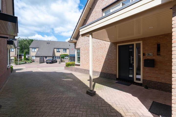 Twee-onder-één-kap te koop: Doornenburg 6, Putten