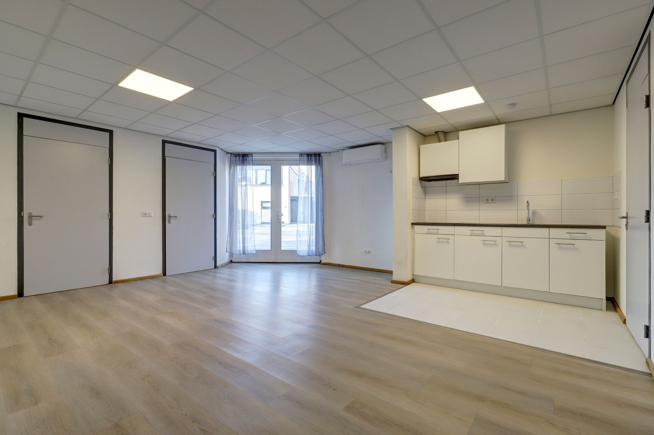 Photo 6 of Teugenaarsstraat 2-A
