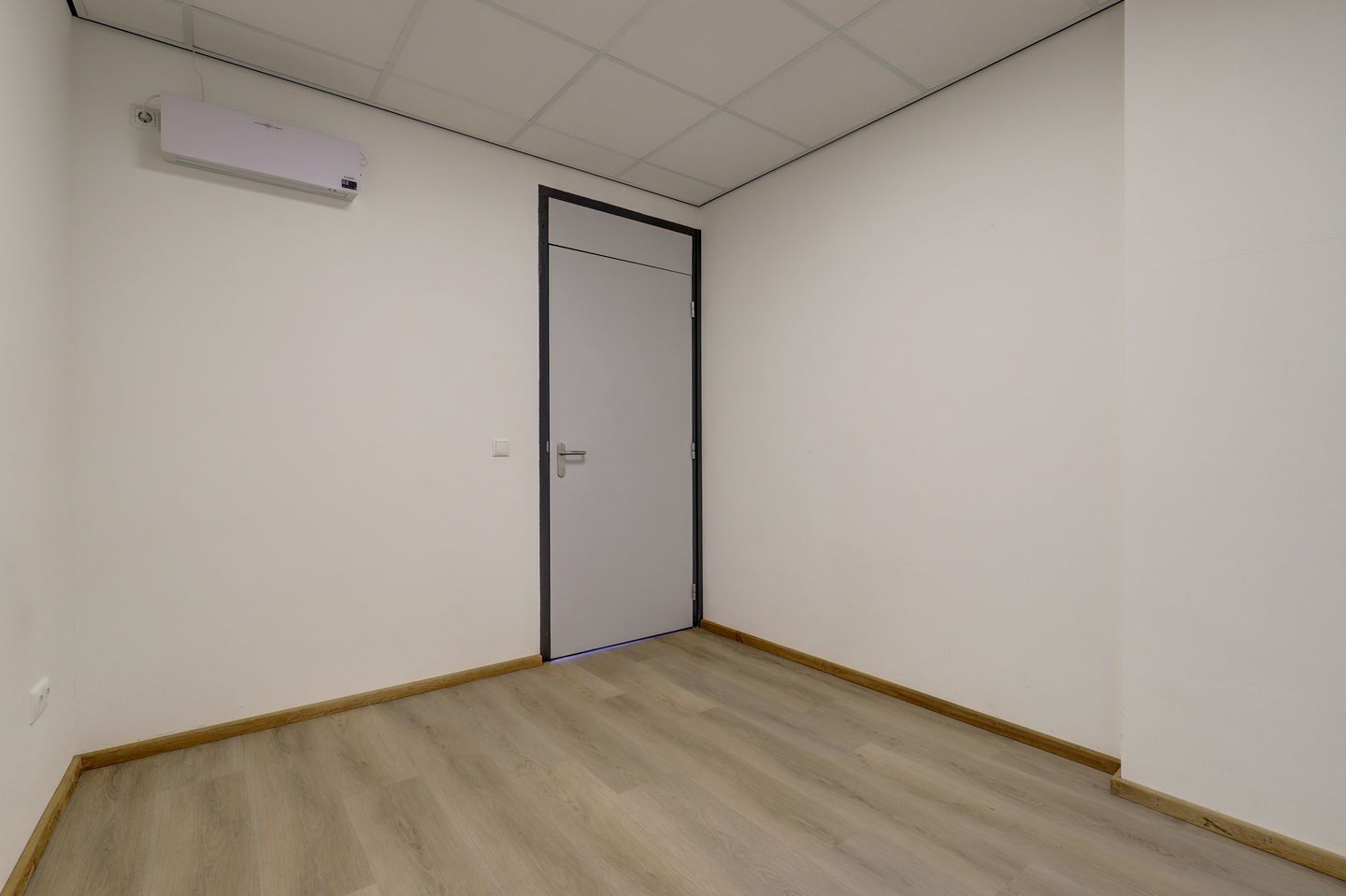 Photo 10 of Teugenaarsstraat 2-A