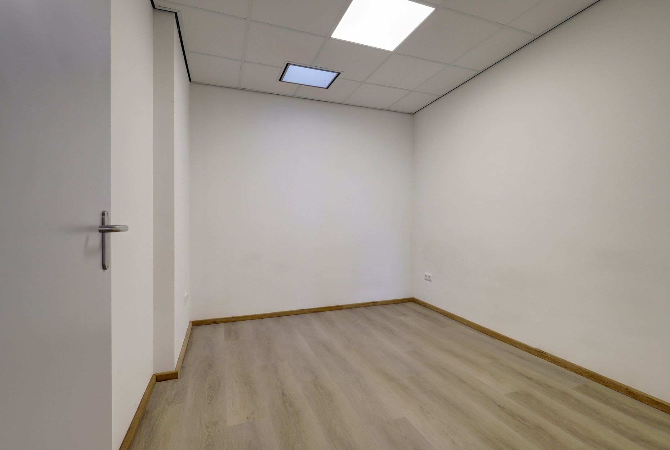 Photo 9 of Teugenaarsstraat 2-A