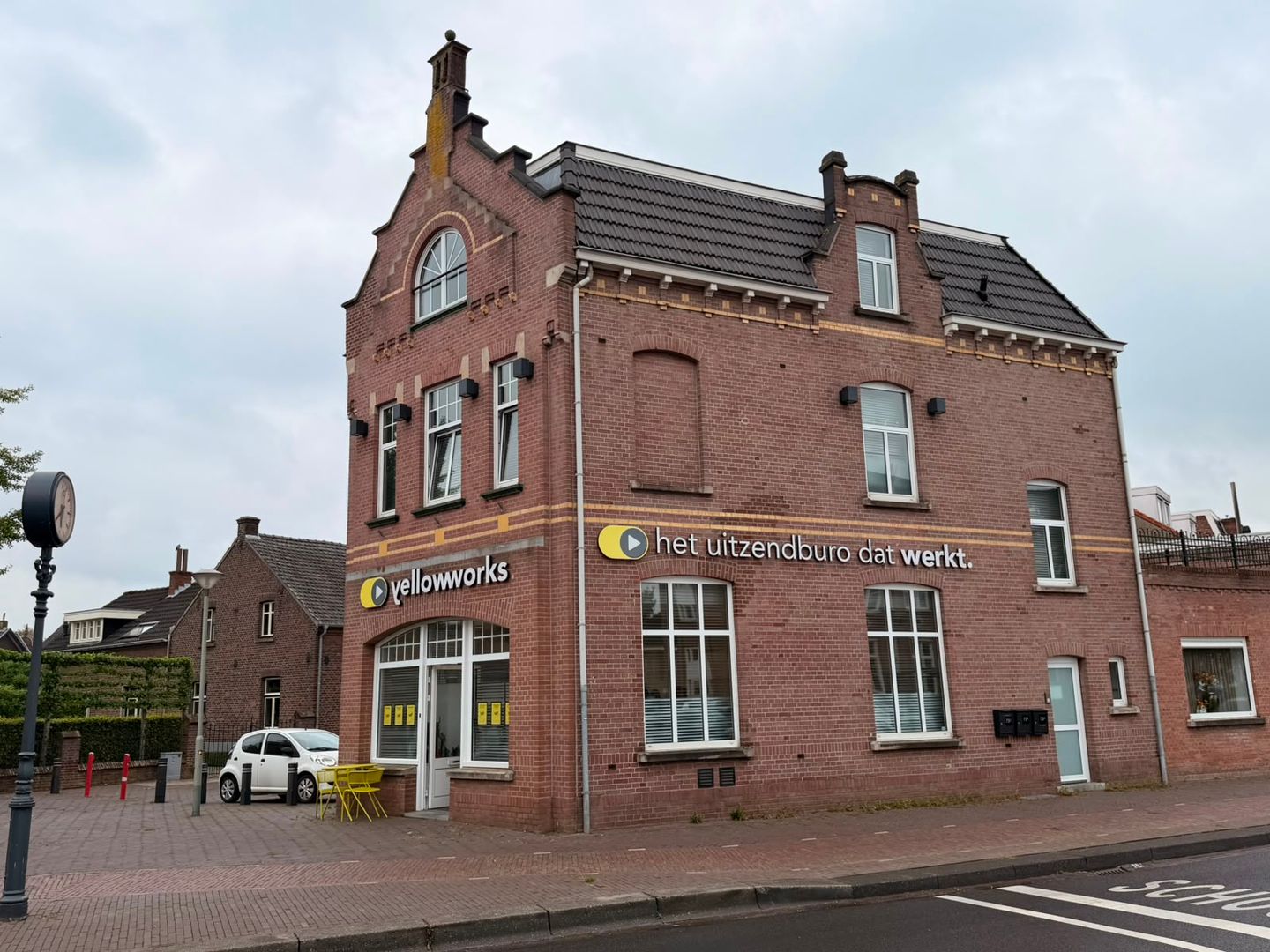 View photo 3 of Spoorstraat 2