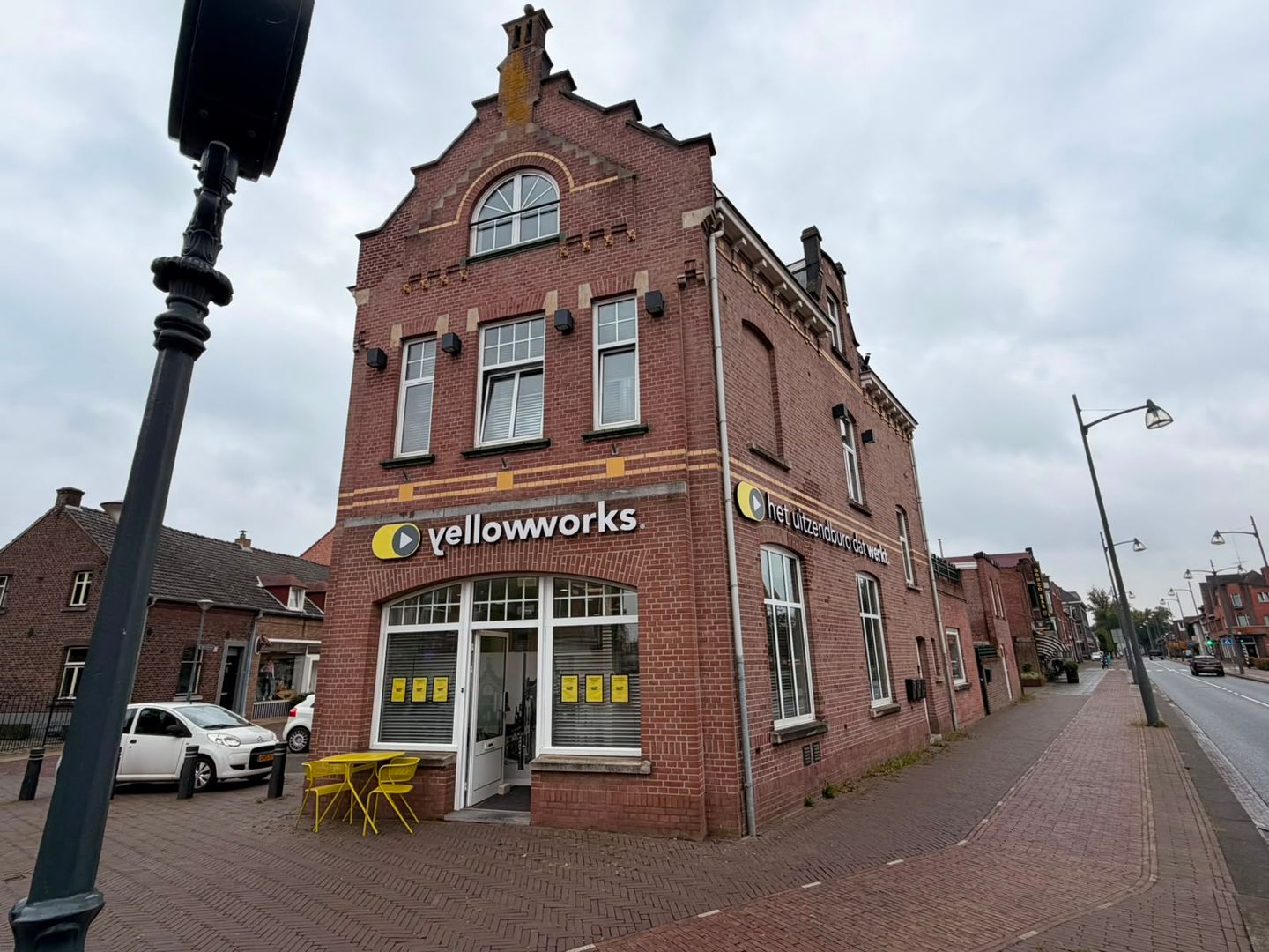 View photo 1 of Spoorstraat 2
