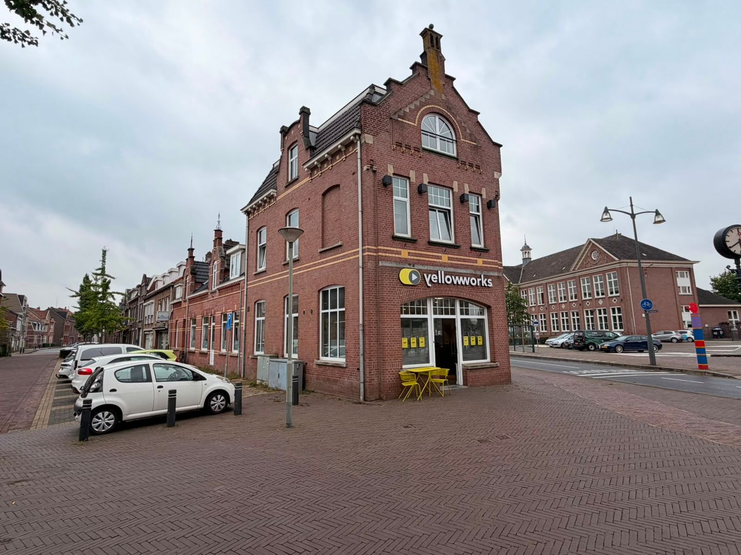 View photo 2 of Spoorstraat 2