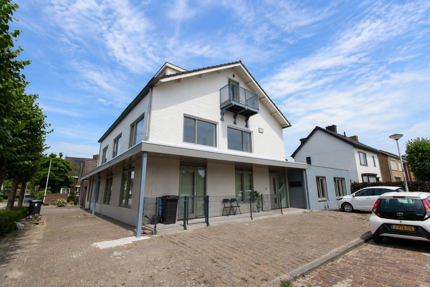 View photo 2 of Spoorstraat 42