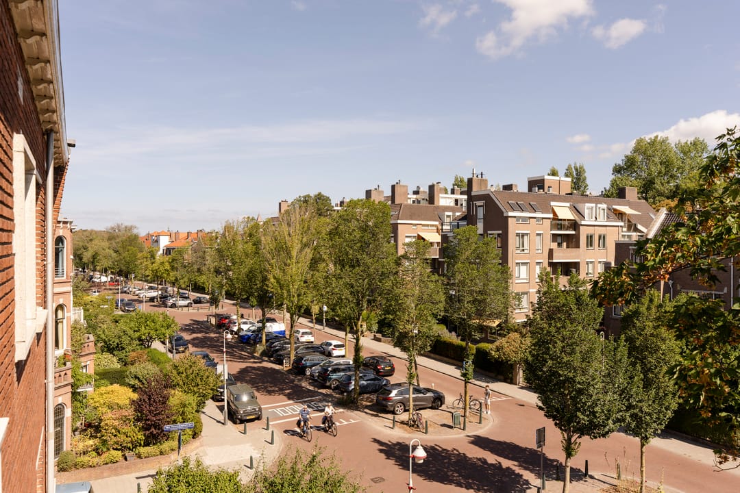 Photo 11 of Johan van Oldenbarneveltlaan 20-C