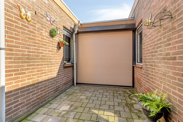 Twee-onder-één-kap te koop: Merwedestraat 5, Velp (Ge)