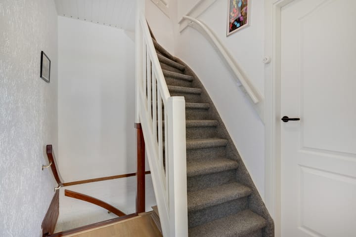 Twee-onder-één-kap te koop: Merwedestraat 5, Velp (Ge)