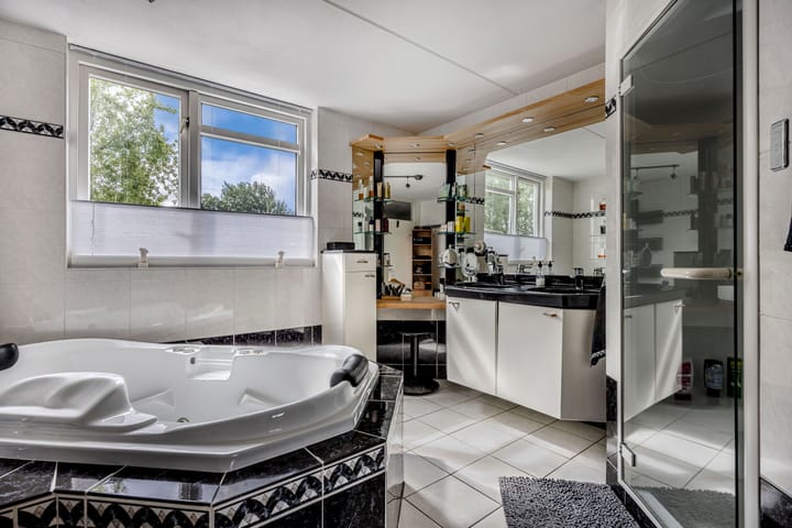 Hoekwoning te koop: Eierlanden 100, Huizen