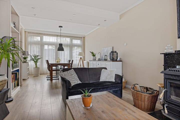 Twee-onder-één-kap te koop: Hoofdstraat-West 80, Uithuizen