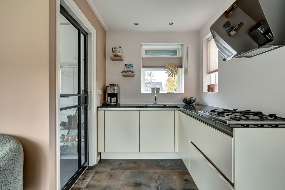 Photo 23 of Leliestraat 105