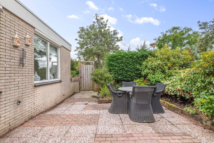 Tussenwoning te koop: Zwanebloemplantsoen 24, Velserbroek