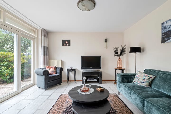 Tussenwoning te koop: Zwanebloemplantsoen 24, Velserbroek