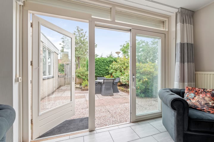 Tussenwoning te koop: Zwanebloemplantsoen 24, Velserbroek
