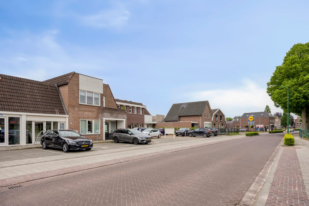 Photo 28 of Burgemeester van Erpstraat 18-A