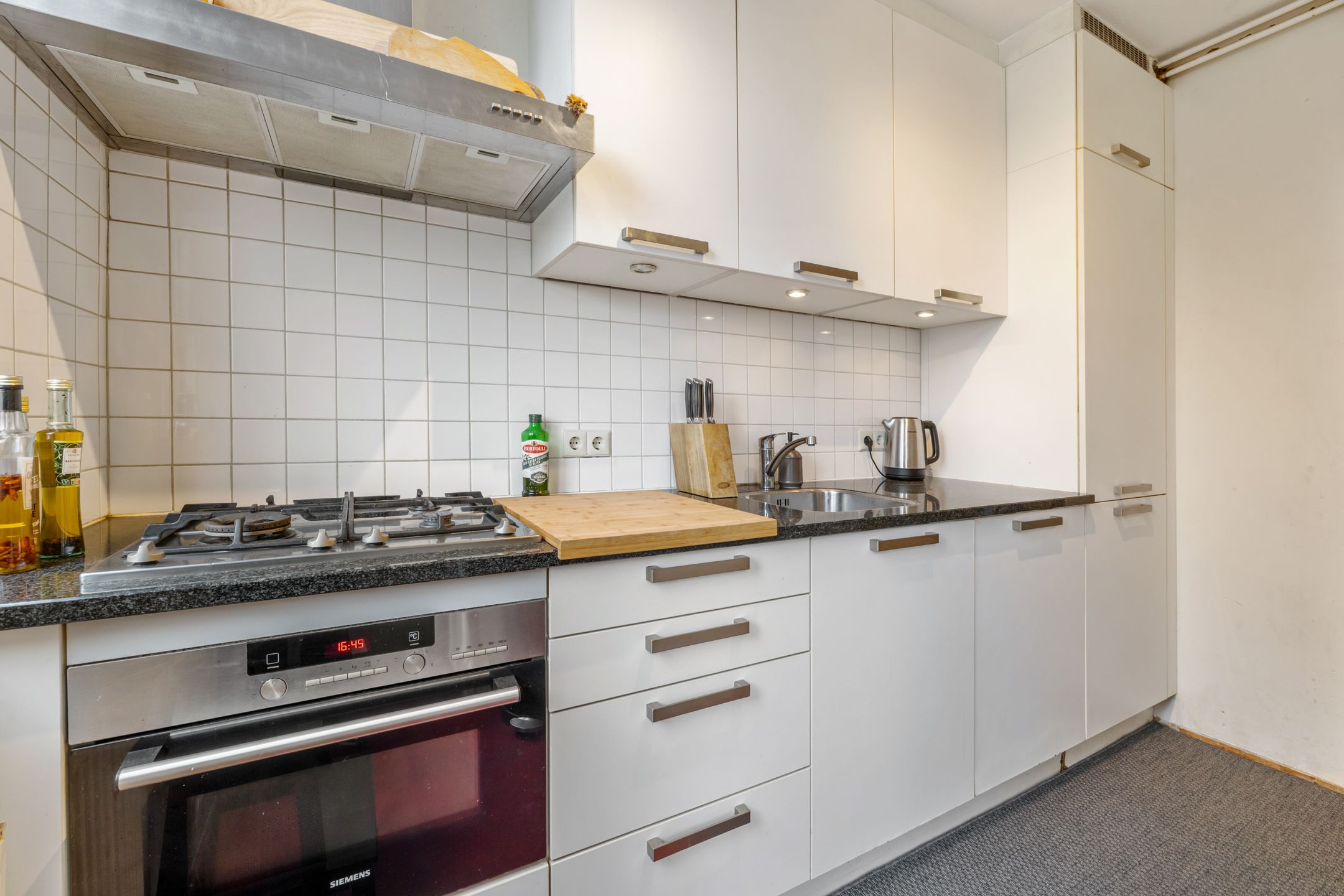Photo 12 of Van Hilligaertstraat 16-D
