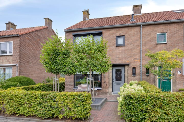 Hoekwoning te koop: Dr. A. de Haanstraat 11, Oud-Alblas