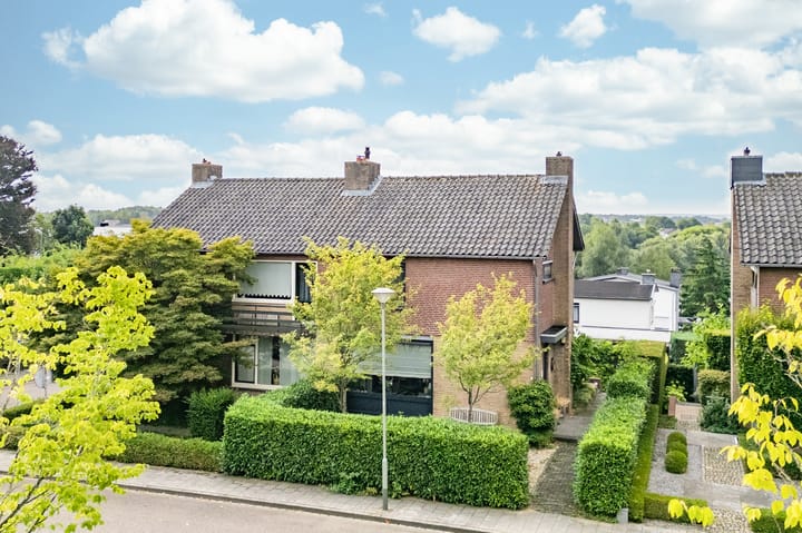 Twee-onder-één-kap te koop: Merovingenstraat 2, Simpelveld