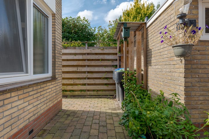 Twee-onder-één-kap te koop: Larixlaan 18, Roden