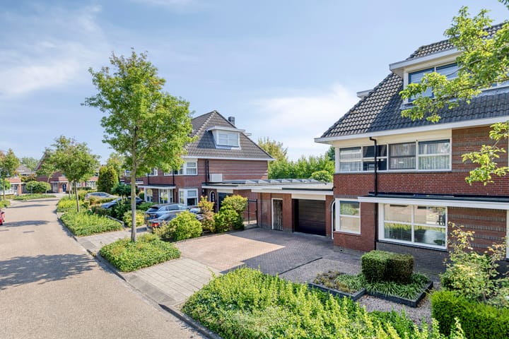Twee-onder-één-kap te koop: Leeuwenborchweide 40, Helmond