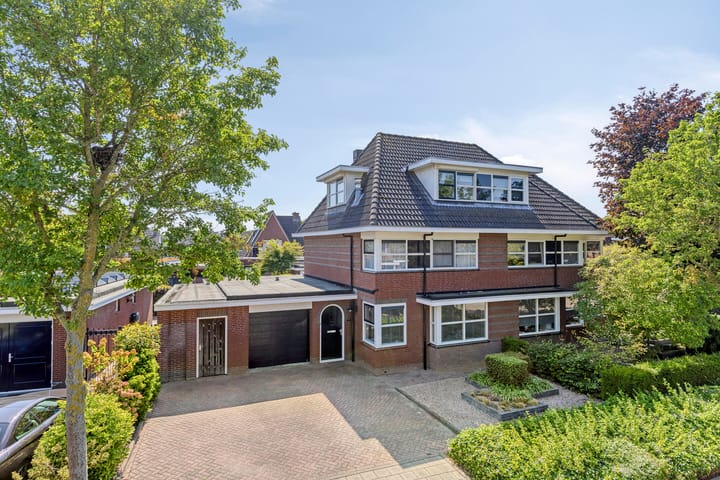 Twee-onder-één-kap te koop: Leeuwenborchweide 40, Helmond