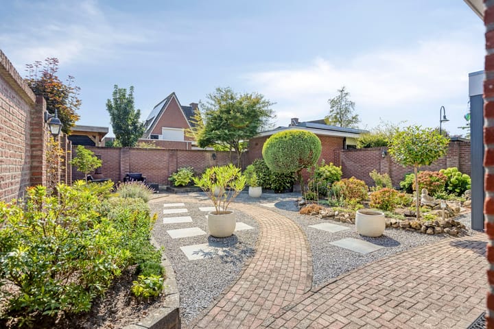 Twee-onder-één-kap te koop: Leeuwenborchweide 40, Helmond