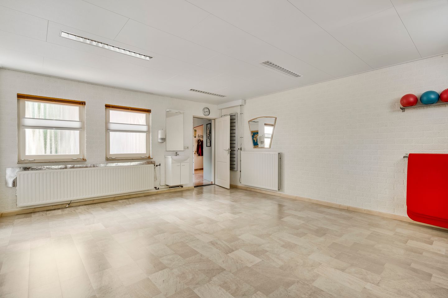 Photo 35 of Helmesstraat 12-A
