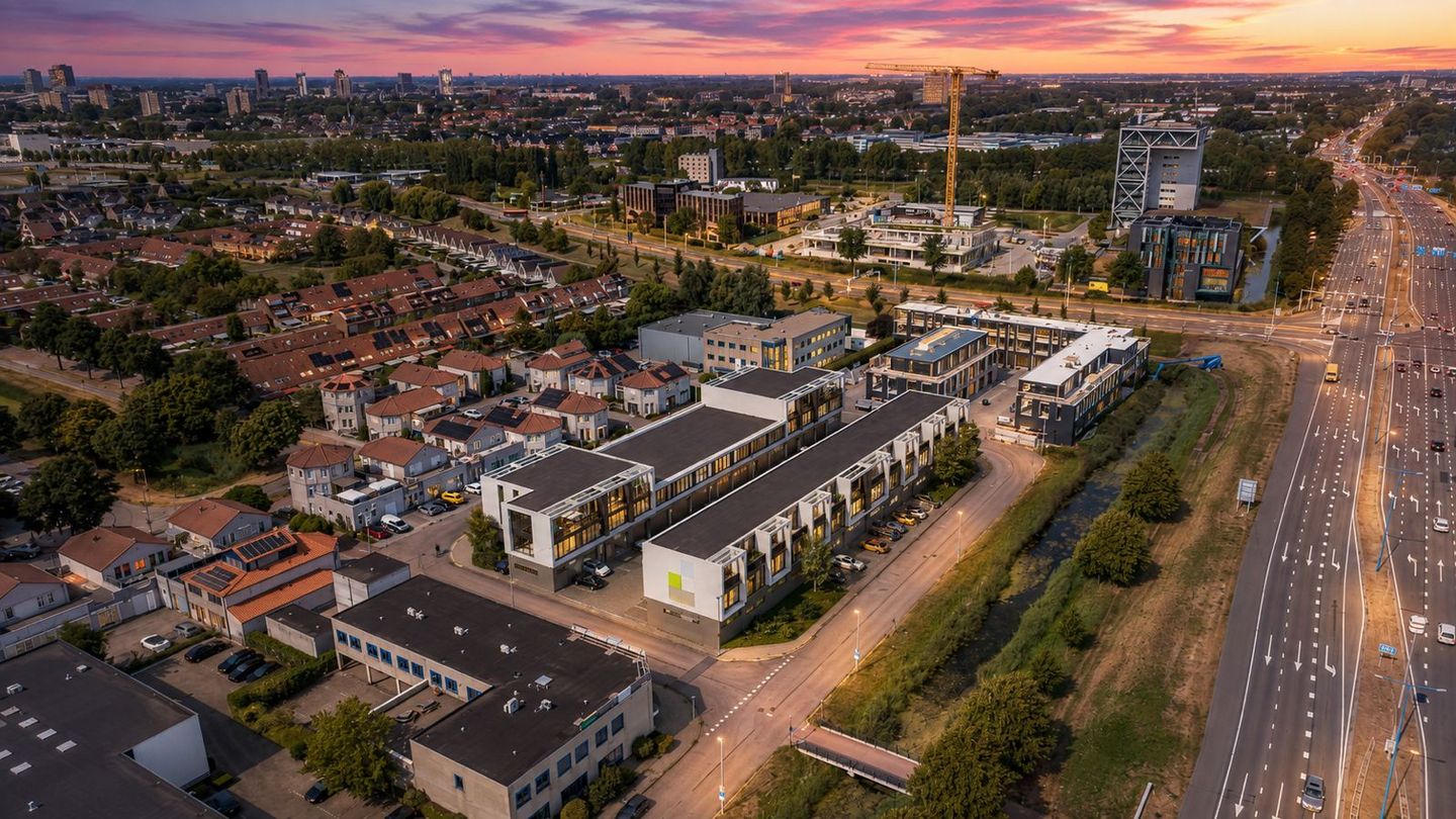 Bekijk foto 1 van Koraalrood 17