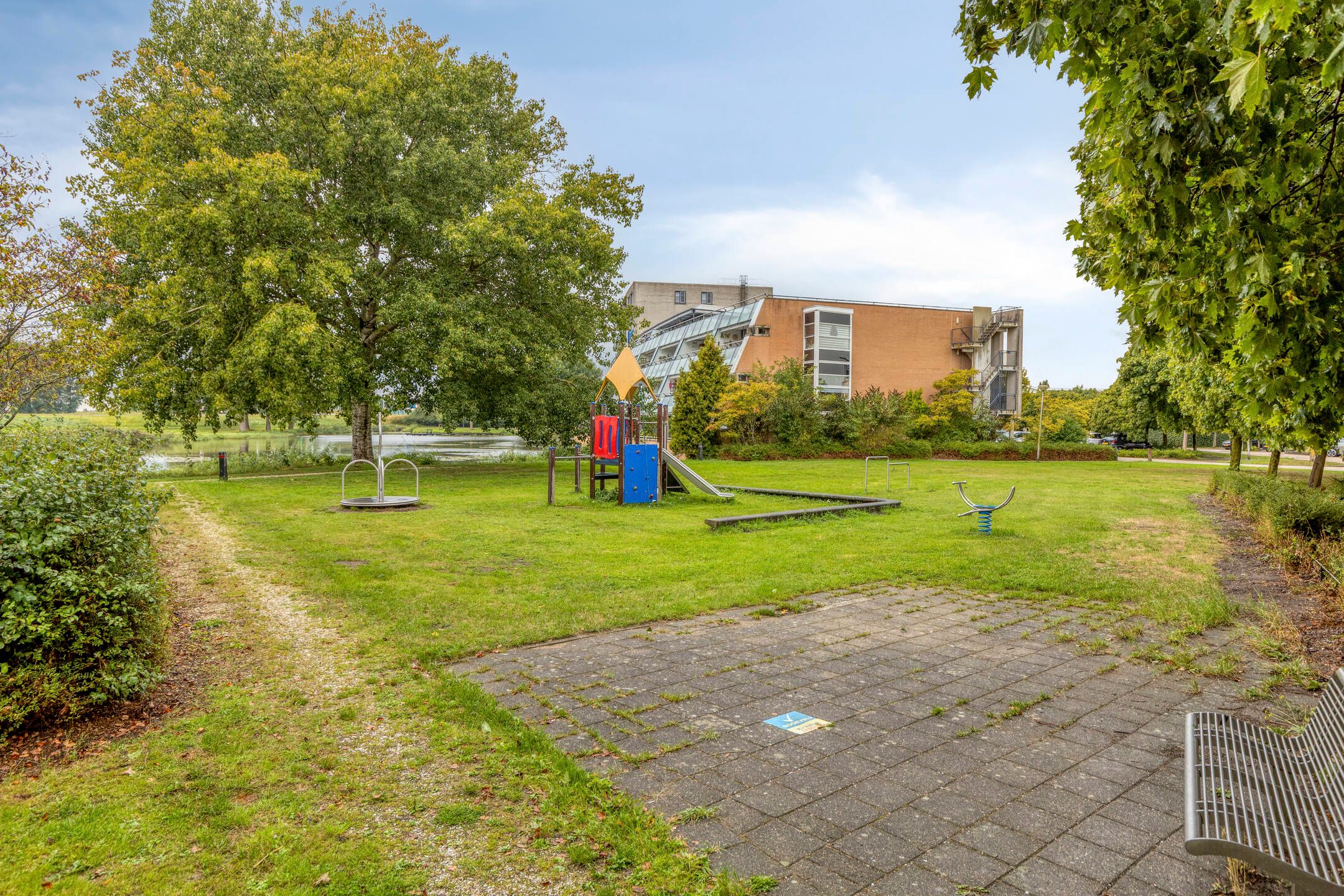 Photo 33 of Bisschop Romerostraat 114
