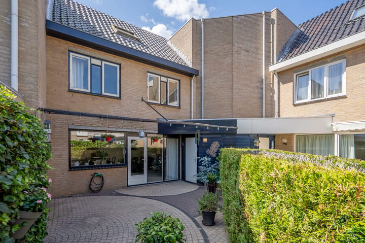 Photo 5 of Bertha von Suttnerstraat 17