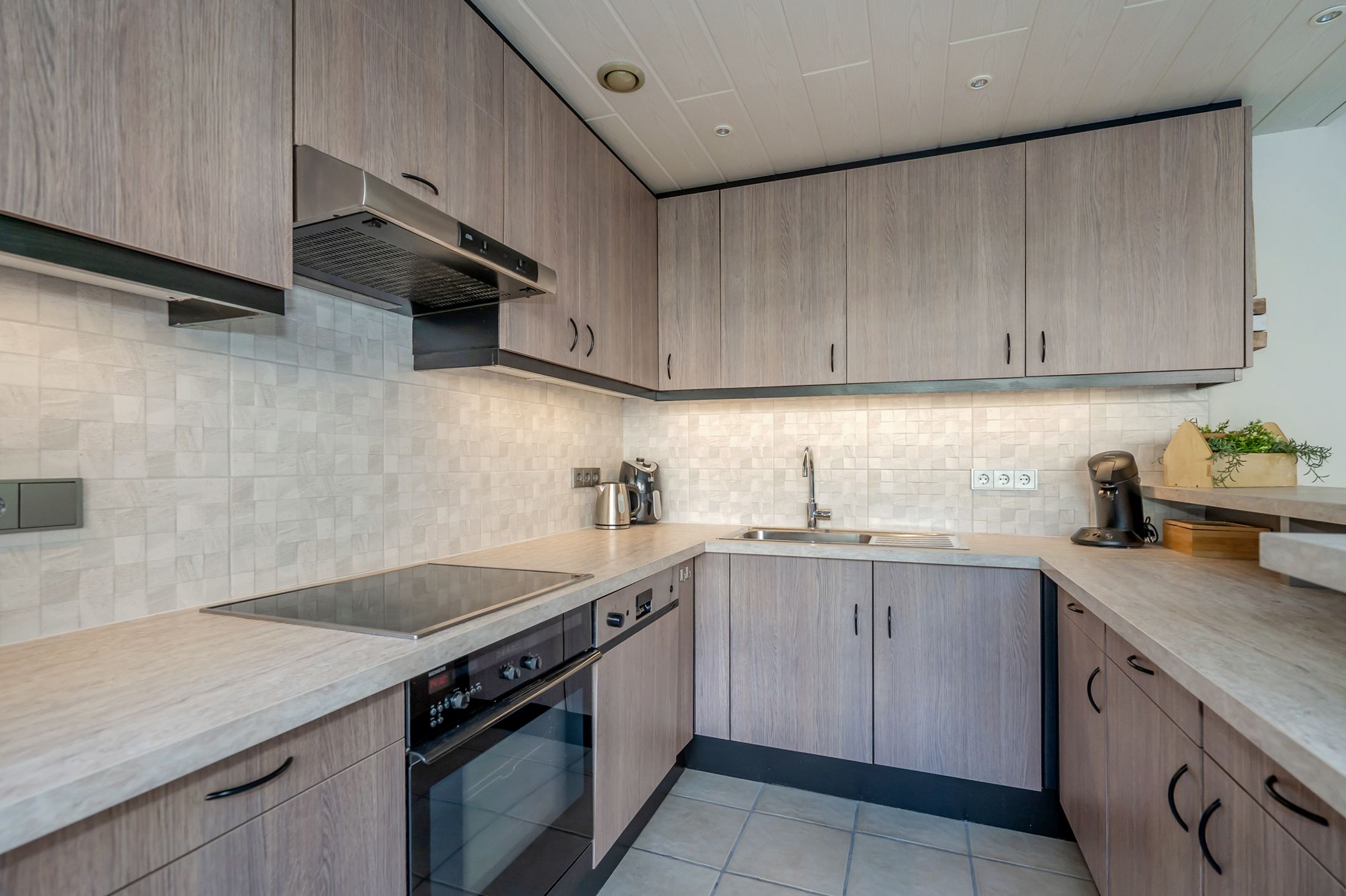 Photo 15 of Bertha von Suttnerstraat 17