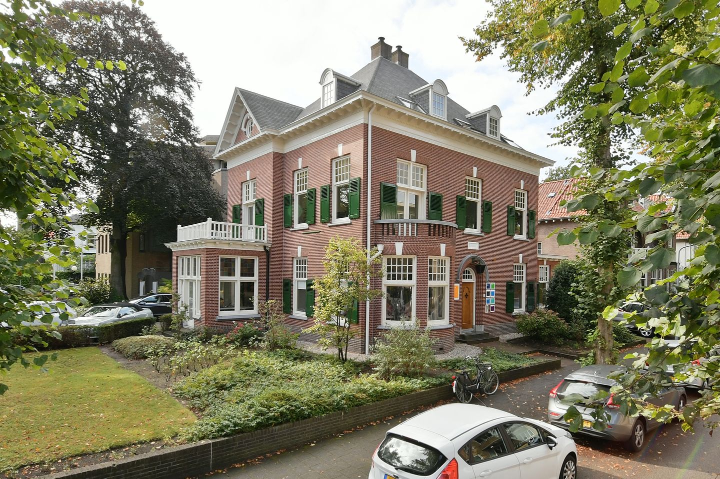Bekijk foto 2 van Julianalaan 1