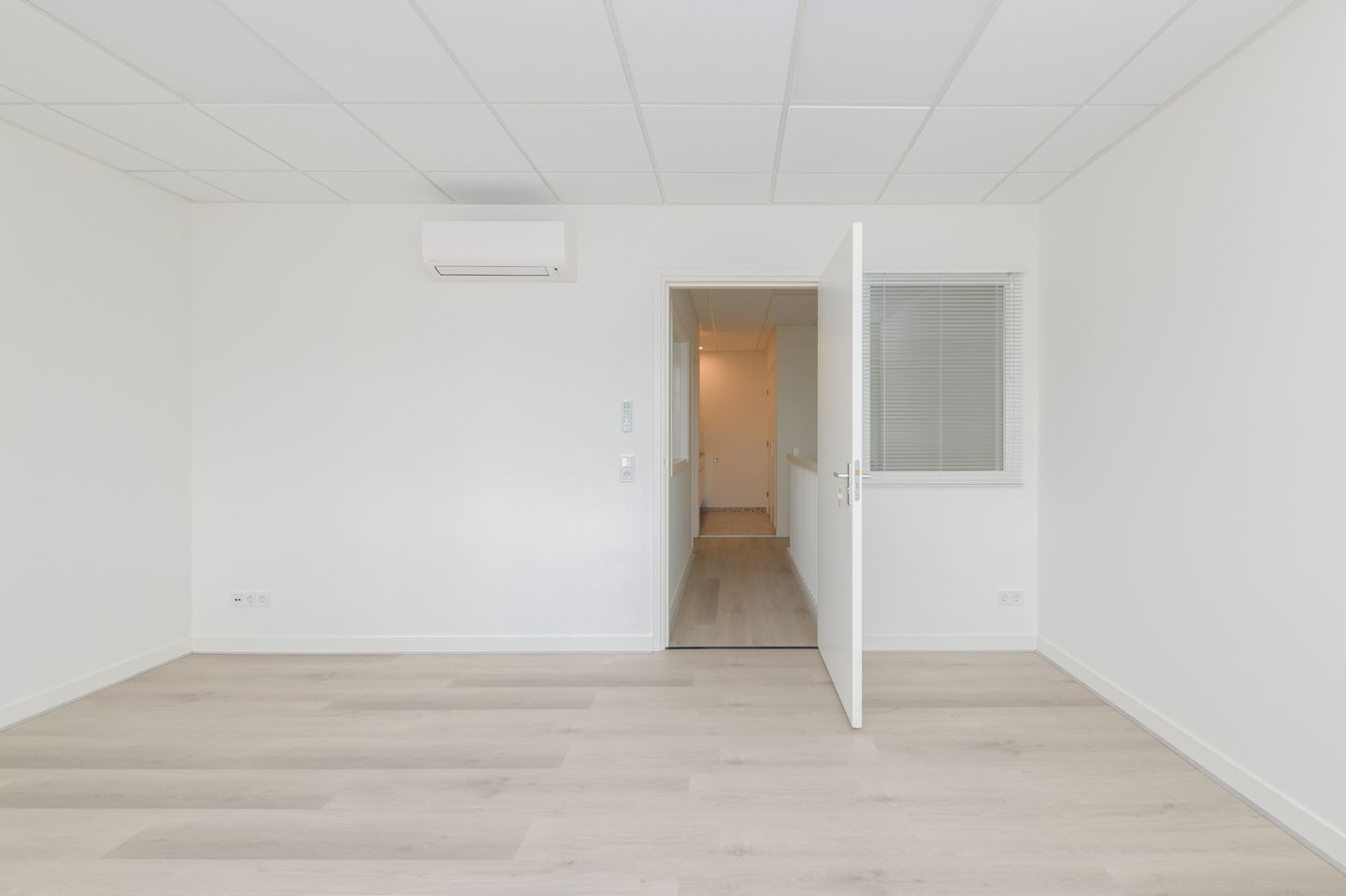 Bekijk foto 3 van Laanstraat 82-04